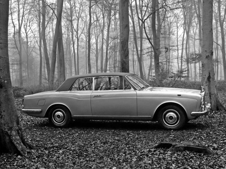  Rolls-Royce Corniche Saloon 1971 года  (фото 3 из 18)